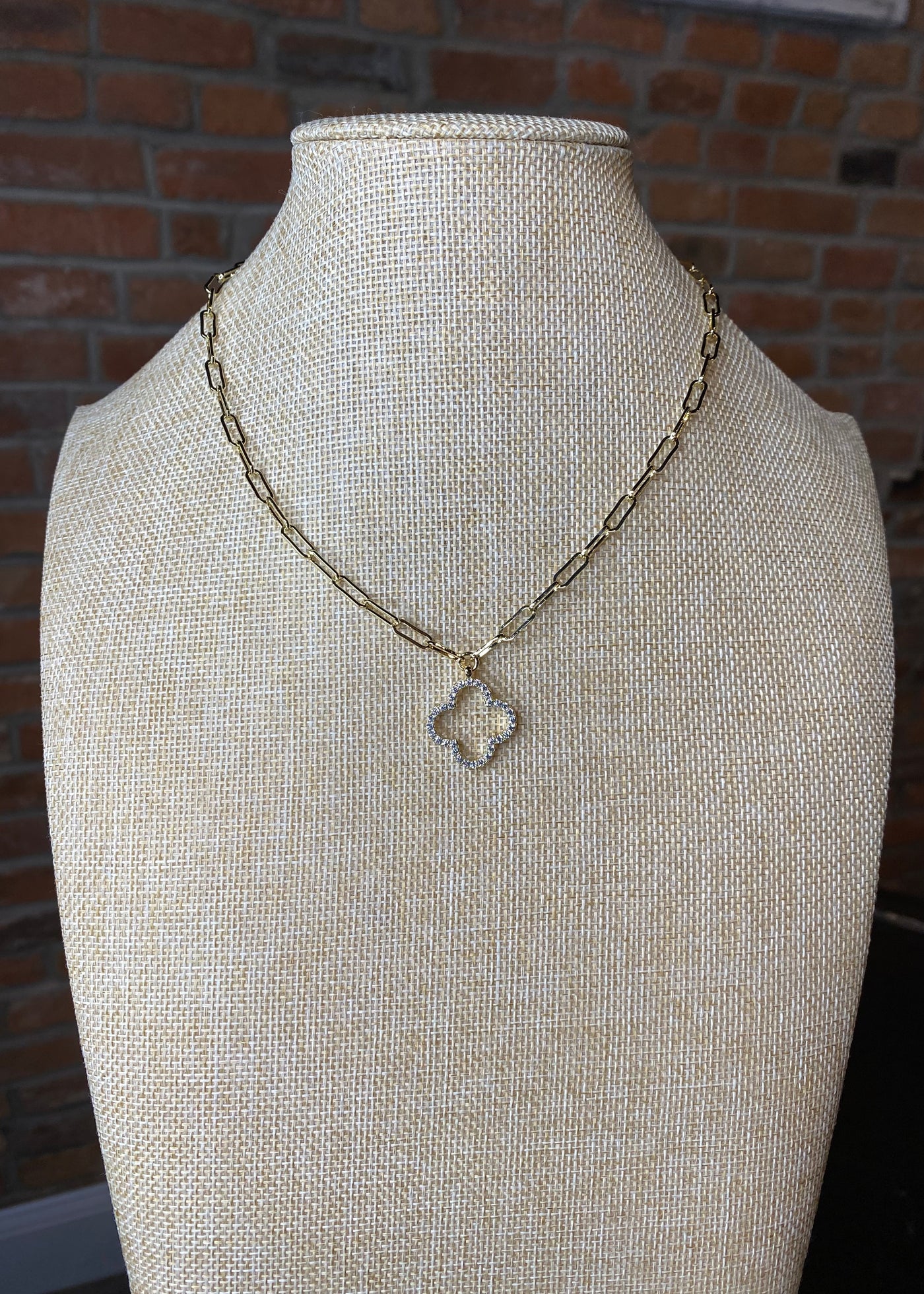 Clover Pendant & Chain Necklace