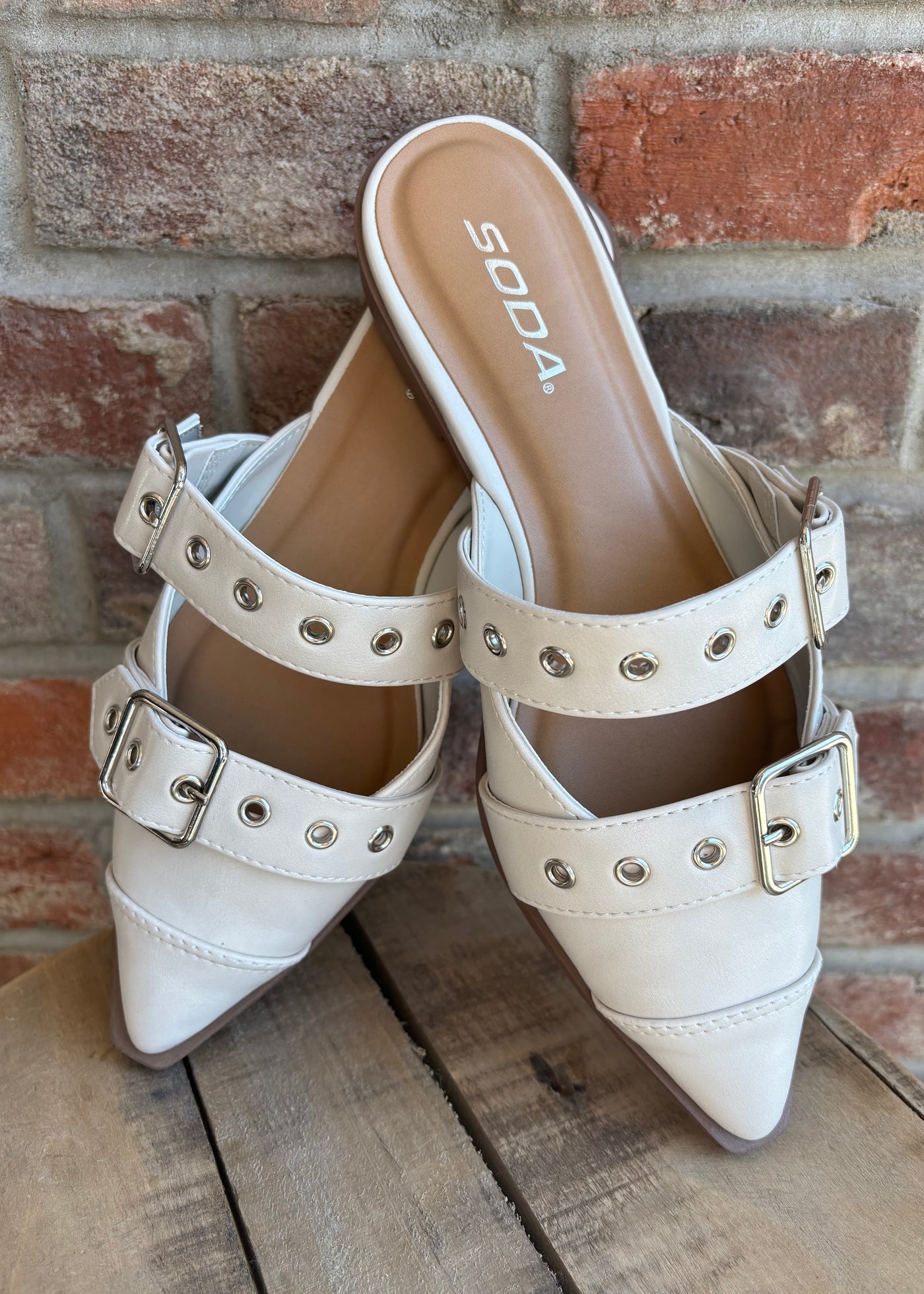 Stand Out Buckle Flats- Off White